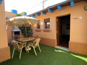 Estudio con jardincito privado barbacoa y piscina
